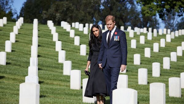 Принц Гарри и Меган Маркл возложили цветы на мемориал воинов в Лос-Анджелесе - Sputnik Беларусь
