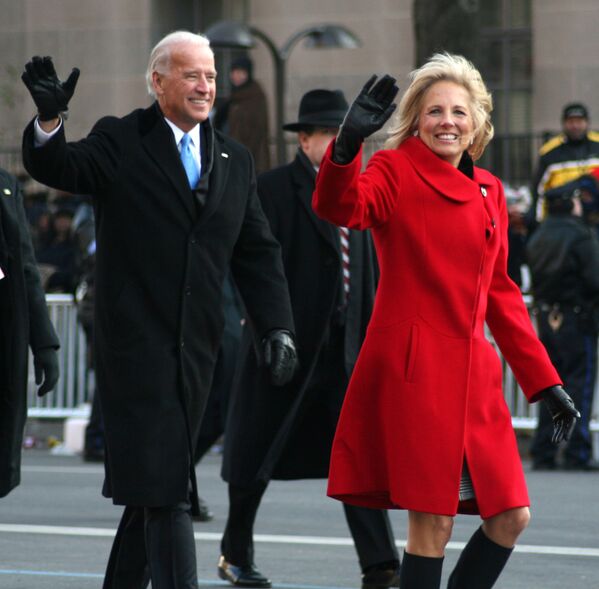 Вице-президент Джо Байден и его жена Джилл в Вашингтоне, во время инаугурационного парада, 2009 год - Sputnik Беларусь
