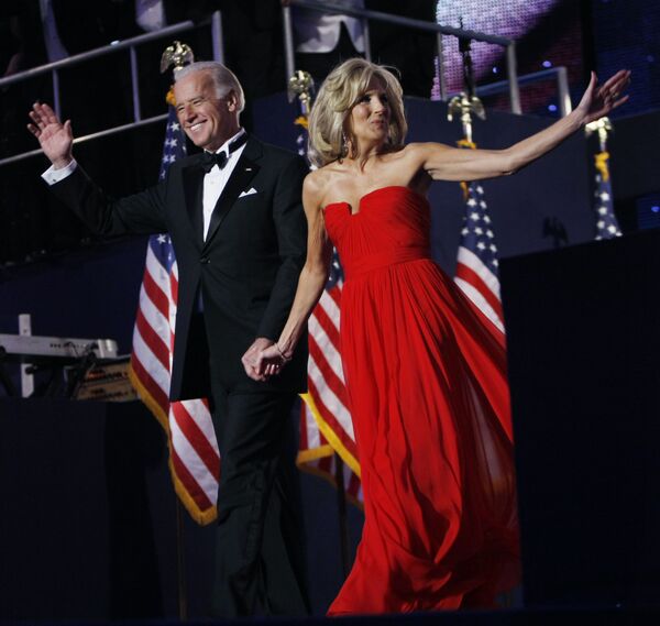 Вице-президент США Джо Байден и его жена Джилл во время Neighborhood Ball в Вашингтоне, 2009 год - Sputnik Беларусь