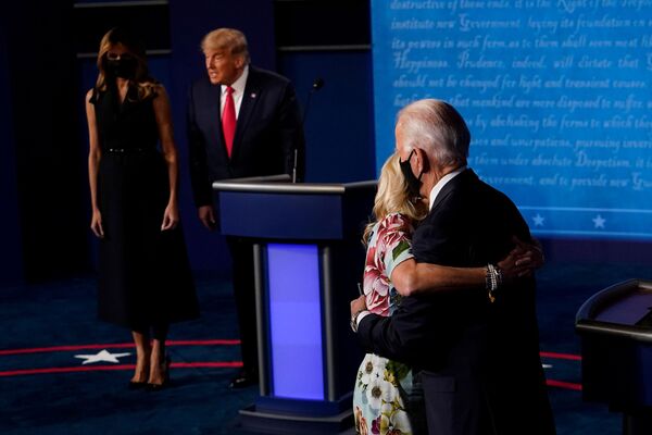 Кандидат в президенты от Демократической партии Джо Байден обнимает жену Джилл после вторых и последних президентских дебатов в  Университете Бельмонт в Нэшвилле, штат Теннесси, США, 2020 год - Sputnik Беларусь