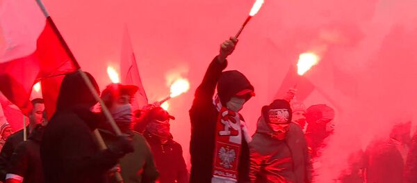 Красные файеры и столкновения с полицией: День независимости Польши – видео  - Sputnik Беларусь