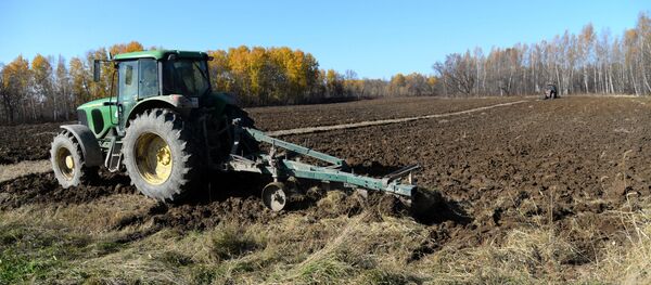 Глубокая вспашка почвы после уборки сои - Sputnik Беларусь