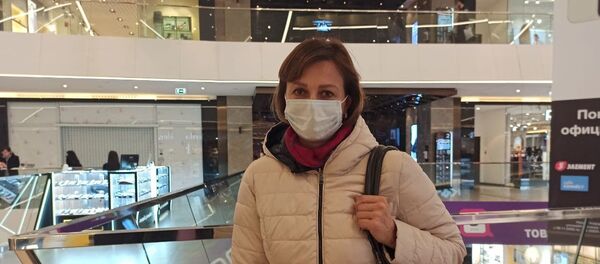 Посетительница торгового центра в защитной маске - Sputnik Беларусь