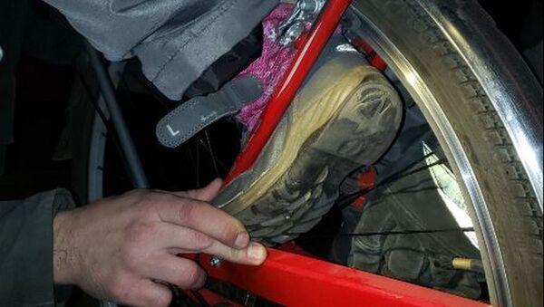 Нога пятилетней девочки нога зажалась в колесе велосипеда  - Sputnik Беларусь