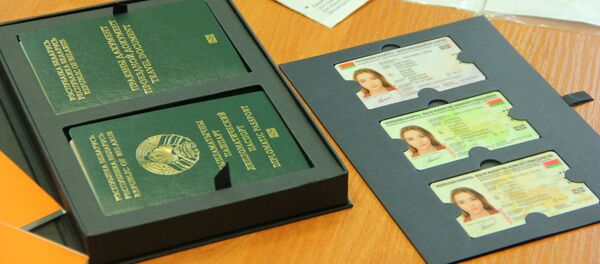 Я дастаю з шырокіх калашыны: беларусы атрымаюць біяметрычныя дакументы - Sputnik Беларусь