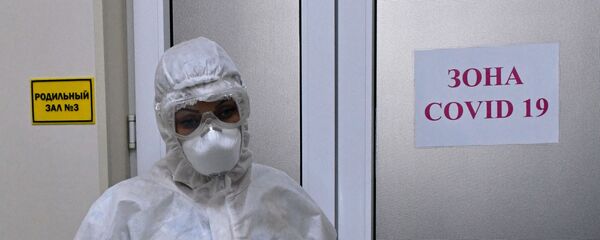 Медицинский работник в акушерском отделении для беременных с коронавирусом - Sputnik Беларусь