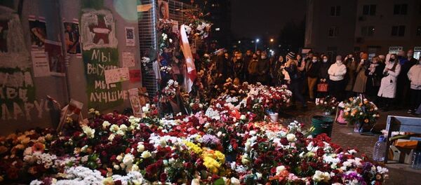 Цветы во дворе, где был задержан Роман Бондаренко - Sputnik Беларусь