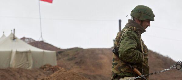 Военнослужащий на КПП у входа на базу российских миротворцев в Нагорном Карабахе - Sputnik Беларусь
