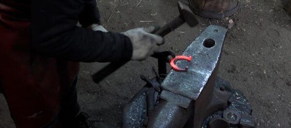 До белого каления: мастер-класс от кузнеца ― видео - Sputnik Беларусь