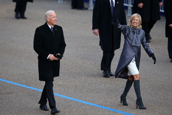 Вице-президент США Джо Байден и доктор Джилл Байден идут по маршруту во время инаугурационного парада президента, проходящего через столицу страны 21 января 2013 года - Sputnik Беларусь