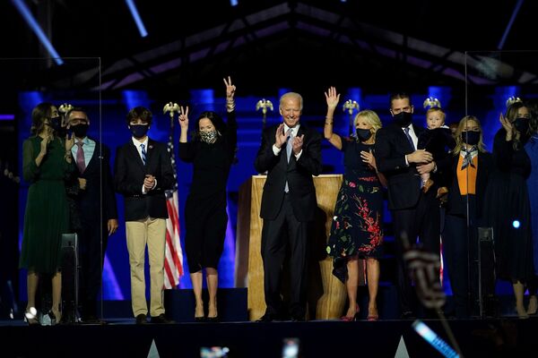Избранный президент Джо Байден с женой и всей семьей после обращения к нации 7 ноября 2020 года в Уилмингтоне, Делавэр - Sputnik Беларусь