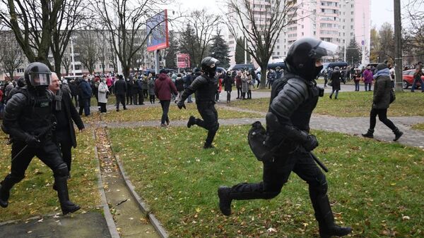 Силовики на акции протеста в Минске - Sputnik Беларусь
