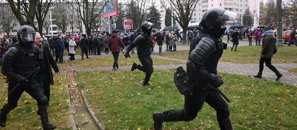 Силовики на акции протеста в Минске - Sputnik Беларусь