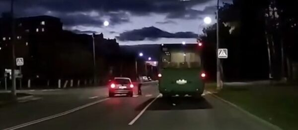 Водитель чуть не сбил школьницу и скрылся с места ДТП – его нашли - Sputnik Беларусь