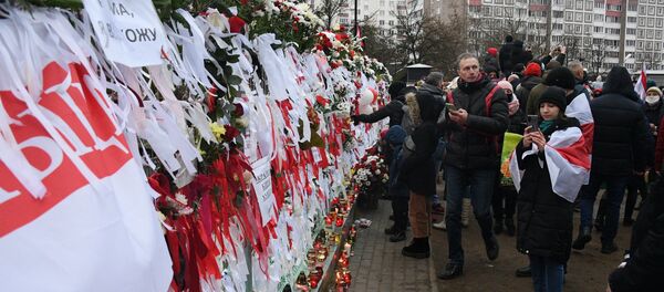 Стихийный мемориал на так называемой Площади перемен - Sputnik Беларусь