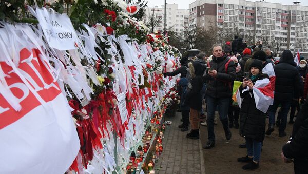 Стихийный мемориал на так называемой Площади перемен - Sputnik Беларусь