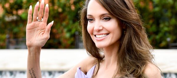 Анджелина Джоли во время фотосессии на европейской премьере фильма Малефисента: Хозяйка зла Анджелина Джоли во время фотосессии на европейской премьере фильма Малефисента: Хозяйка зла - Sputnik Беларусь