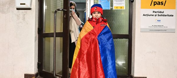 Мальчик во флаге Молдовы возле офиса партии Действие и солидарность - Sputnik Беларусь