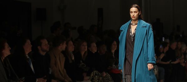 Ирина Шейк на показе мод в Милане - Sputnik Беларусь