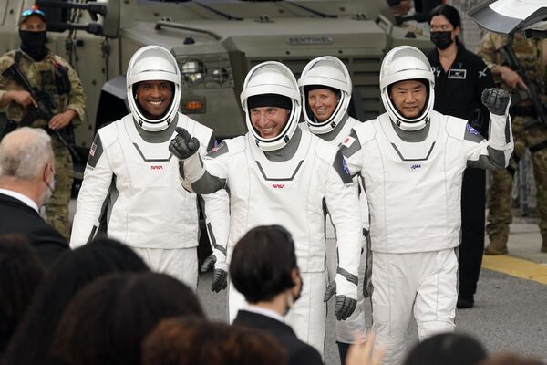 Астронавты (слева направо) Виктор Гловер, Майкл Хопкинс, Шеннон Уокер и Соичи Ногучи перед стартом ракеты SpaceX Falcon 9 - Sputnik Беларусь