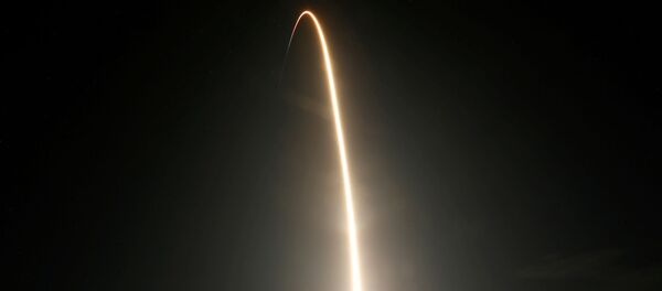 Люди наблюдают за стартом ракеты SpaceX Falcon 9 - Sputnik Беларусь