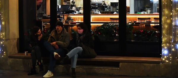 Люди возле закрытого ресторана на одной из улиц Люди возле закрытого ресторана на одной из улиц - Sputnik Беларусь