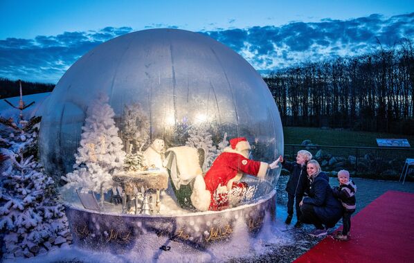 Санта-Клаус поздравляет детей с Рождеством через оргстекло - Sputnik Беларусь