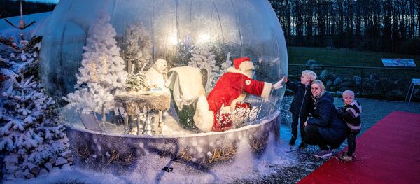 Санта-Клаўс віншуе дзяцей з Калядамі Санта-Клаўс віншуе дзяцей з Калядамі - Sputnik Беларусь