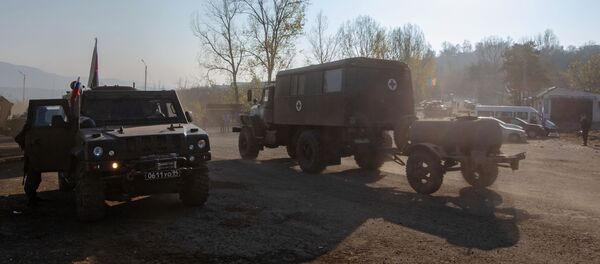 Военная техника российский миротворческих сил на участке дороги Лачинского коридора - Sputnik Беларусь