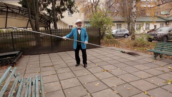 Как на подиум: дворник в ярких костюмах дарит жителям хорошее настроение – видео  - Sputnik Беларусь