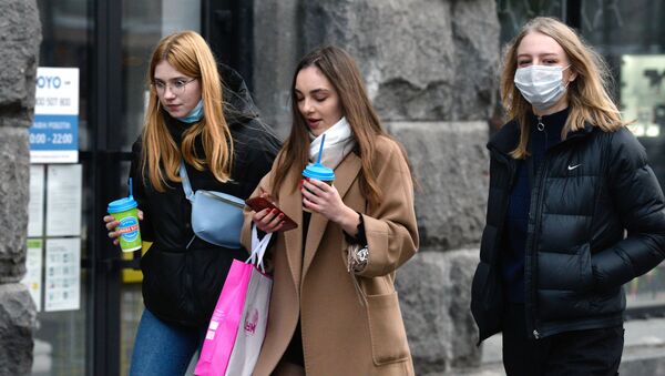 Девушки во время прогулки на одной из улиц Киева - Sputnik Беларусь