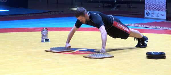 Россиянин установил в Минске два мировых рекорда на гвоздях – видео - Sputnik Беларусь