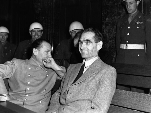 Рудольф Гес не мог стрымаць смех на адным з этапаў судовага працэсу ў Палацы правасуддзя ў Нюрнбергу 30 лістапада 1945 года. На яго глядзіць Герман Герынг. - Sputnik Беларусь