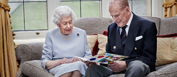 Официальная фотография королевы Елизаветы II и герцога Эдинбургского к 73-й годовщине свадьбы Официальная фотография королевы Елизаветы II и герцога Эдинбургского к 73-й годовщине свадьбы - Sputnik Беларусь