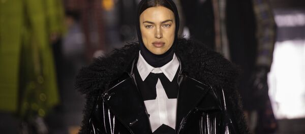 Модель Ирина Шейк на подиуме - Sputnik Беларусь