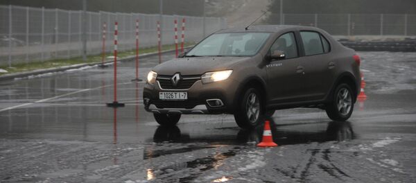 Автомобиль на трассе контраварийного вождения - Sputnik Беларусь