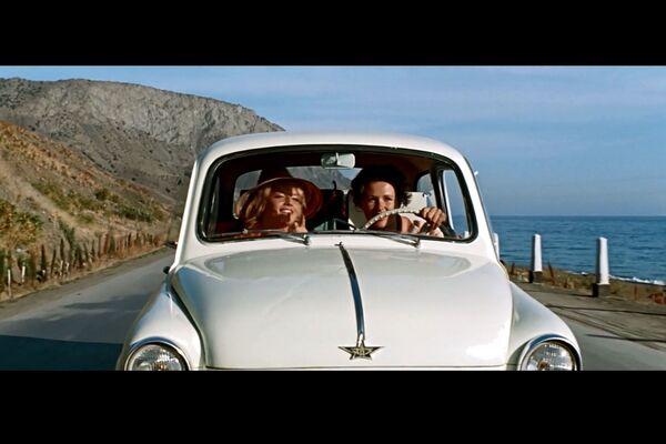 Для многих семей в шестидесятые поездка к морю на собственном Запорожце стала огромным счастьем. Именно выход картины Три плюс два привел к всплеску дикого туризма. Кстати, у выпускавшегося в течение 9 лет Горбатого была и экспортная версия под названием Ялта (Jalta) с молдингами на бортах, пепельницей и наружным зеркалом заднего вида.  - Sputnik Беларусь