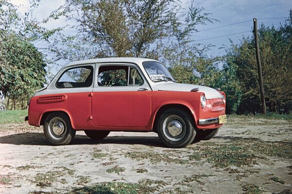 18 июня 1959 года вышел опытный образец автомобиля ЗАЗ-965 Запорожец, в октябре 1960 года начался его серийный выпуск, а 22 ноября с конвеера сошла первая партия. - Sputnik Беларусь