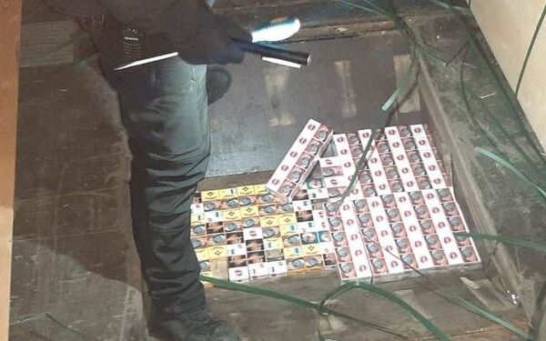 Двух белорусских водителей фур задержали в Украине за контрабанду Двух белорусских водителей фур задержали в Украине за контрабанду - Sputnik Беларусь