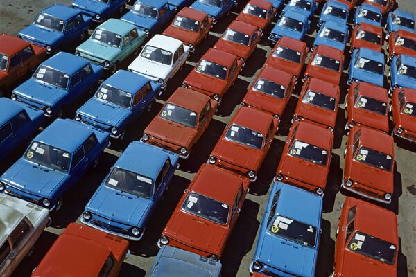 Почти в неизменном виде ЗАЗ-965 выпускался до 1969 года, пока запорожские конструкторы во главе с В. Стешенко не разработали модель ЗАЗ-966 - Ушастого, прозванного так за форму боковых воздухозаборников - и запустили ее в серийный выпуск в 1966 году. - Sputnik Беларусь