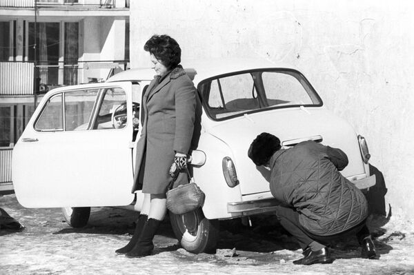 Будни московской семьи. После деноминации 1961 года малыш на колесах стал стоить 1800 рублей, что эквивалентно 18 зарплатам советского инженера. - Sputnik Беларусь