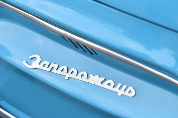 Горбатый оказался единственной моделью ЗАЗа, на которой имелся шильдик с названием машины. Соответствующая надпись украшала передок автомобиля, причем была сделана по-украински, с мягким знаком на конце. - Sputnik Беларусь