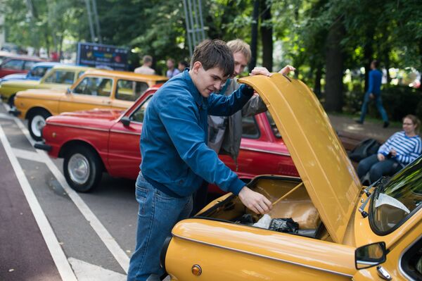 А вот один из многочисленных советских анекдотов: А вы знаете, почему у Запорожца багажник спереди? — Потому что на такой скорости за вещичками надо присматривать! - Sputnik Беларусь