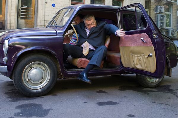 Лидер ЛДПР Владимир Жириновский на своем горбатом Запорожце возле студии на Шаболовке, где проходили съемки передачи, посвященной 50-летию автомобиля Запорожец ЗАЗ 965. - Sputnik Беларусь