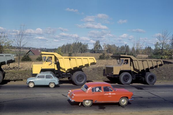 Горбатый на дороге между БелАЗами и Волгой в 1960-е. - Sputnik Беларусь