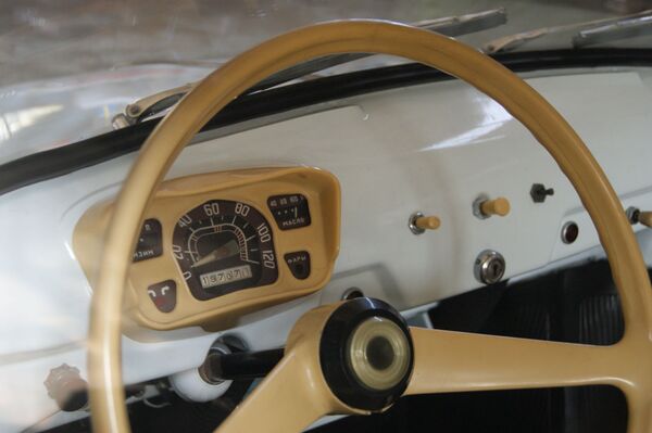 В его салоне не помещались баскетболисты, а человек среднего роста зажимал уши коленями, поэтому, как утверждалось в анекдоте, приемник в салоне был и не нужен. - Sputnik Беларусь