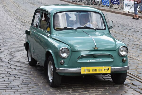 Он ездил со скоростью, исключающей мысли об обгоне. Он выдает 100 км/час, - пел Богдан Титомир.  - Sputnik Беларусь