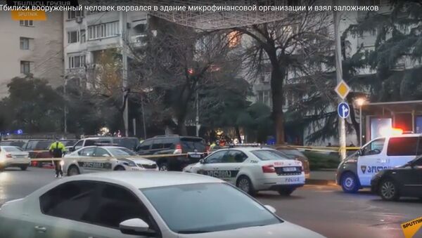 Мужчина захватил заложников в микрофинансовой организации в Тбилиси - видео - Sputnik Беларусь