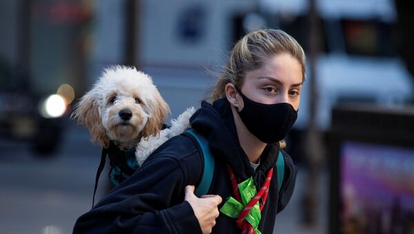 Девушка в защитной маске на улице Нью-Йорка - Sputnik Беларусь