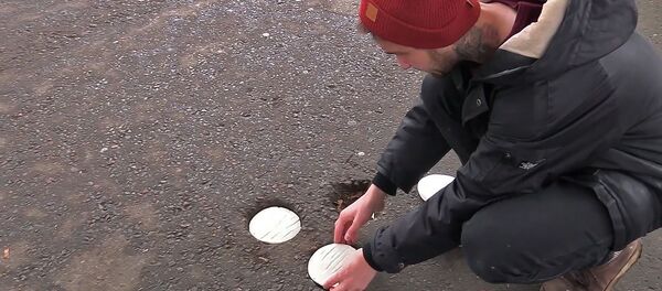 Как художник занялся ямочным ремонтом – видео - Sputnik Беларусь